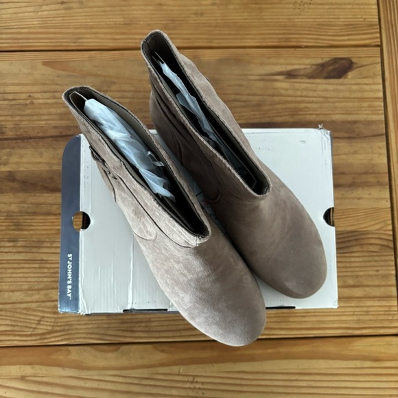 St. John's Bay Womens Kenzie Flat Heel Booties Size 12 - Picture 3 of 10